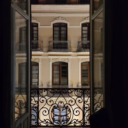 Historic 19th-century With Balcony Overlooking Plaza Appartamento *